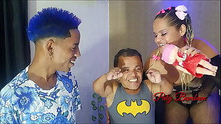 A nova rainha dos baixinhos !!! Gincana da Paty X com Anão Zezinho Teves e Gift-wrapping Brinquedo azul . Parte 2 Satisfazendo o brinquedo com meu cuzinho. ( Wallif Santos - Paty Bumbum - El Toro De Oro ).