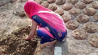 गांव वाली भाभी गांव किनारे गोवर थोपने गई चूत मरवाने लगी